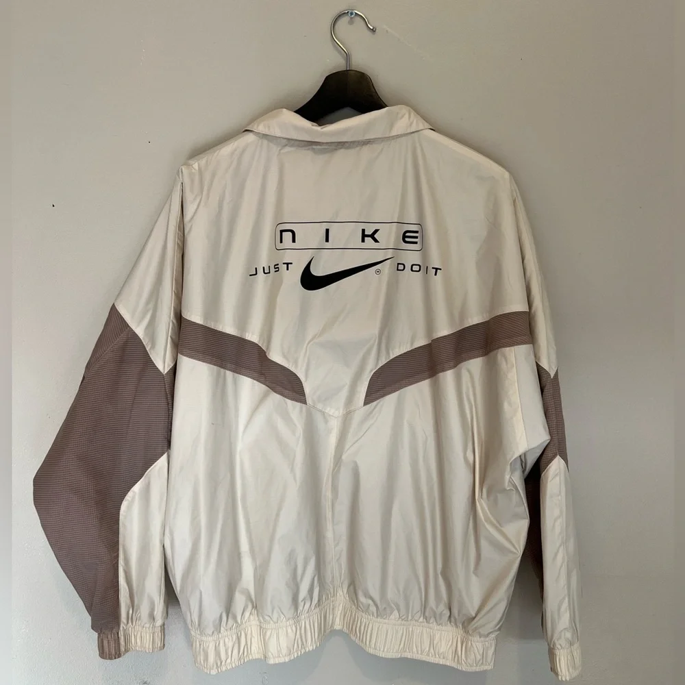 NIKE Women's Sportswear Street Loose Fit Woven Jacket - Picture 6 of 7